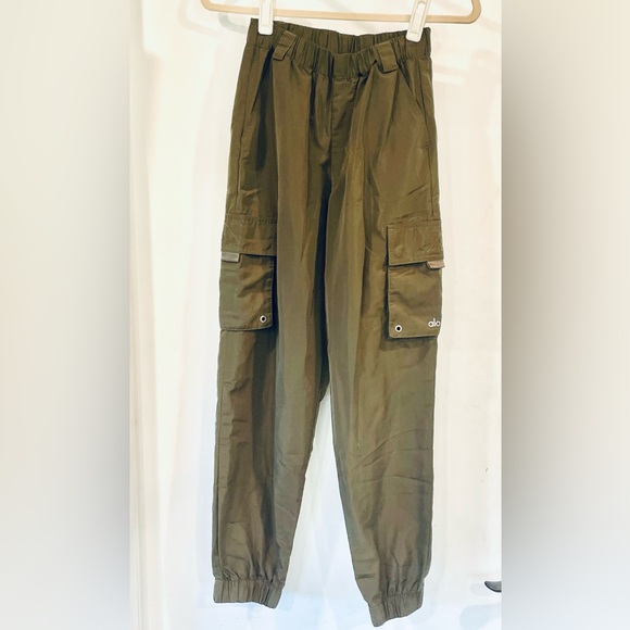 ALO Yoga It Girl Olive Cargo Warm Up pants, XXS (fits like XS) EUC - Picture 4 of 10